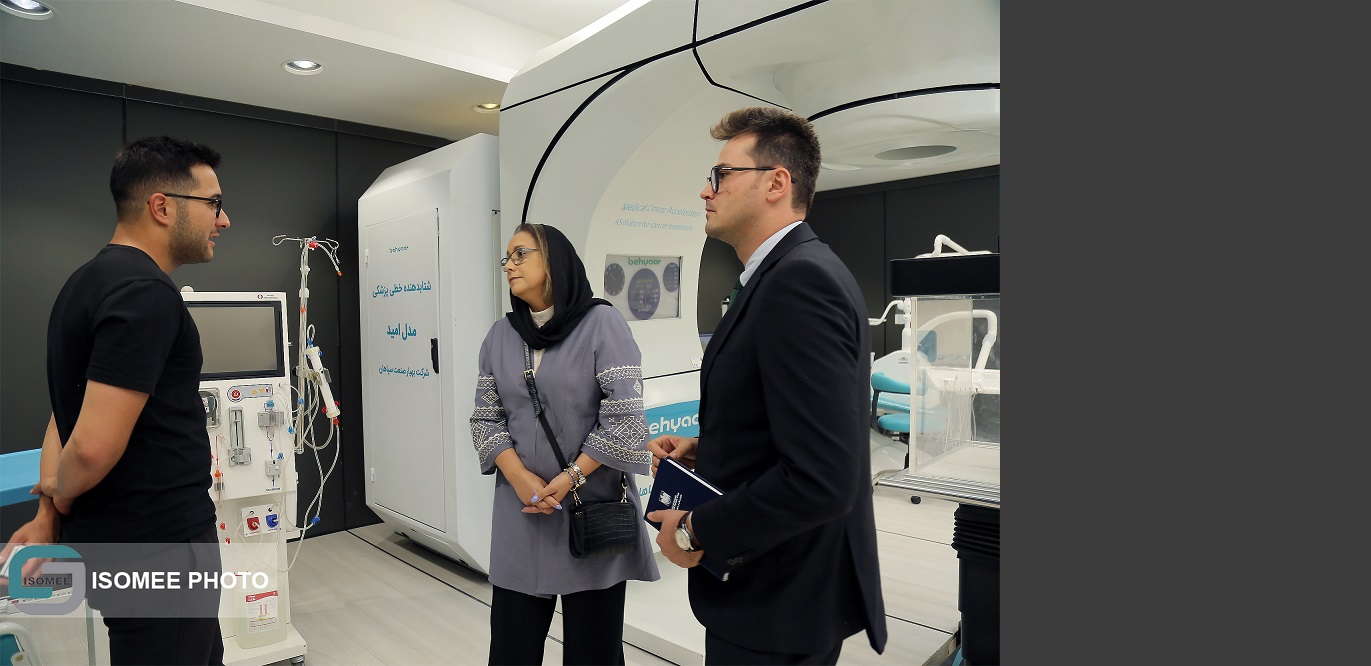  گزارش تصویری بازدید سفیر رومانی از نمایشگاه دائمی تجهیزات پزشکی پارک فناوری پردیس